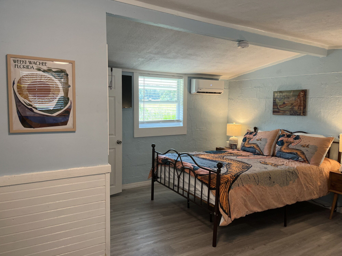 Bedroom 2, Neptune's Grotto Waterfront Retreat, Hernando