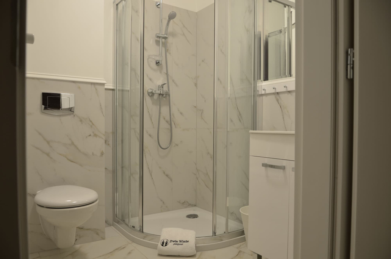 Bathroom 4, Dwie Wieże, Kamień