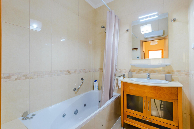 Bathroom, Sea view Apartment with sunbathing Terrace & 2 Swimming pools, Albufeira