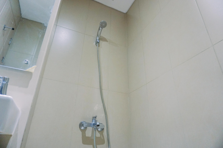 Bathroom 5, Cozy Stay Studio Apartment at Elpis Residence By Travelio, Jakarta Pusat