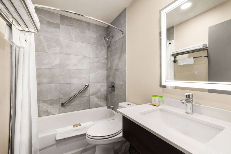 Bathroom 4, Super 8 By Wyndham Sarnia, Lambton