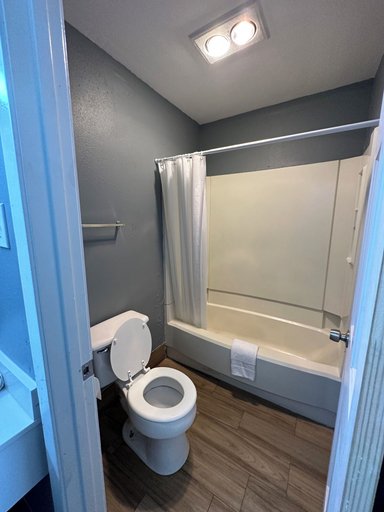 Bathroom 5, Studio Suites, Bexar