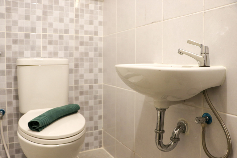 Bathroom 5, Comfy and Tidy Studio at Tokyo Riverside Apartment PIK 2 By Travelio, Tangerang