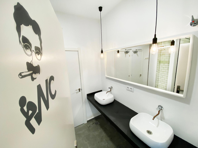 Bathroom 4, HOST 53, Granada