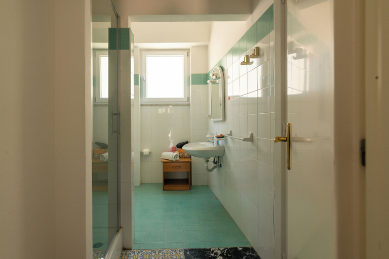 Bathroom 4, Villa dei Sogni, Napoli