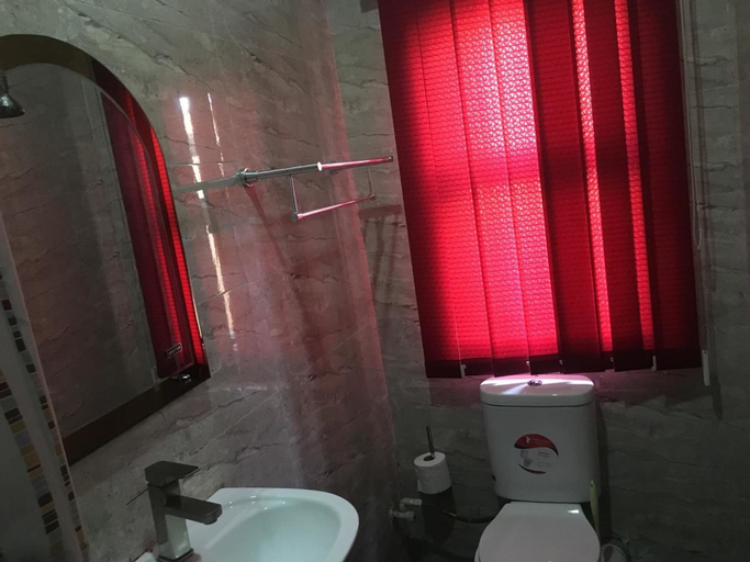Bathroom 3, Momak 4 Hotel & Suites, Egbeda