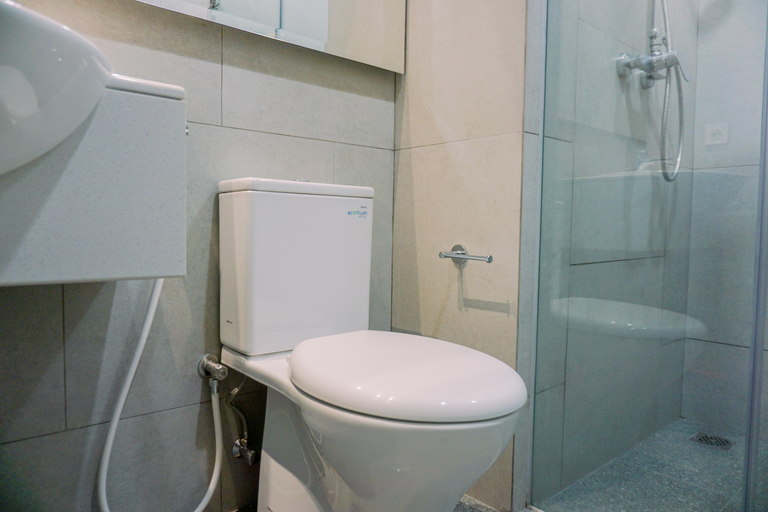 Bathroom 5, Nice and Comfortable 1BR Apartment Menara Jakarta Kemayoran By Travelio, Jakarta Pusat