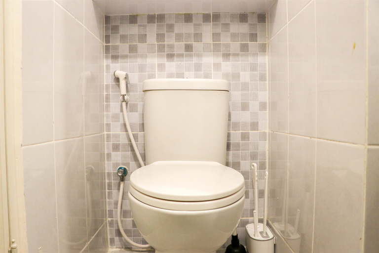 Bathroom 5, Modern and New Studio at Tokyo Riverside PIK 2 Apartment By Travelio, Tangerang