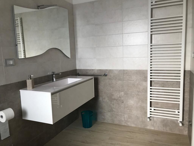 Bathroom 4, B&B Oleum, Bari