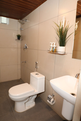 Bathroom 4, Earth Hotels, Bangalore