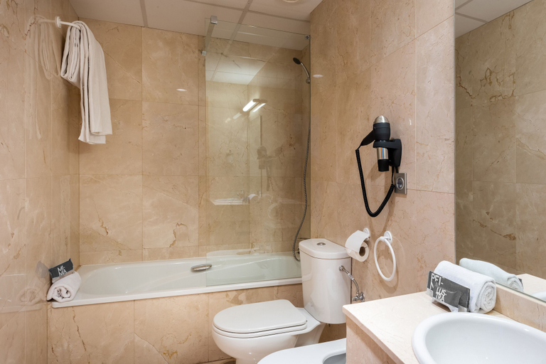 Bathroom 5, Madrid Airport Suites, Affiliated by Meliá, Madrid