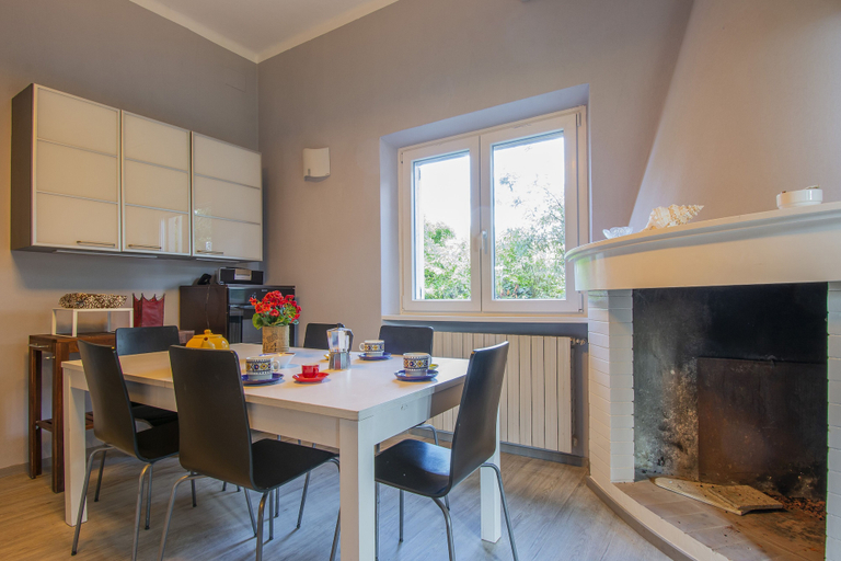 Private kitchen 4, JOIVY 2 Bed Villa with Beautiful Garden in Forte dei Marmi, Lucca