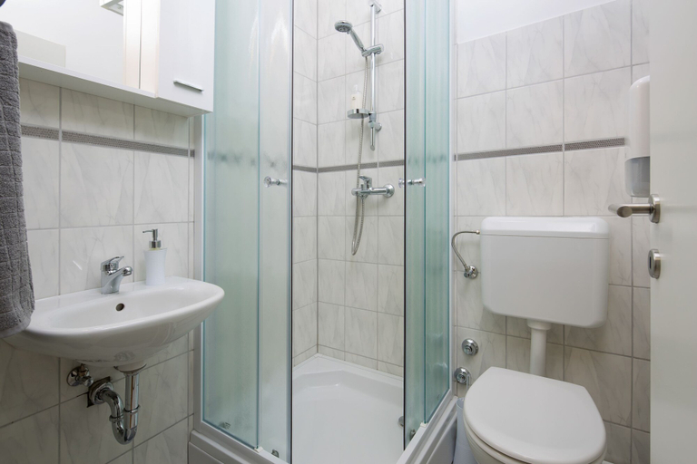 Bathroom 5, Hostel Bureau, Zagreb
