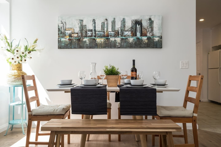 Others 4, Chic & Central 3-bedroom in Little Italy, Toronto