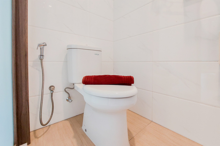 Bathroom 5, Homey and Cozy Studio Sky House Alam Sutera Apartment By Travelio, Tangerang