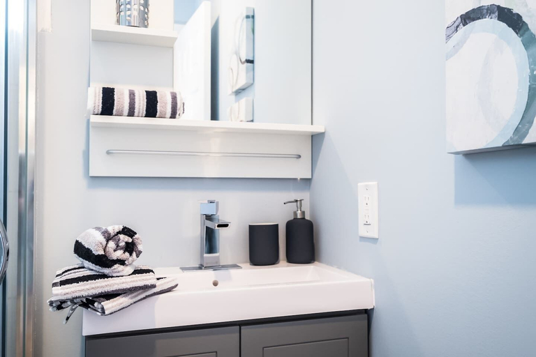 Others 5, Chic & Central 3-bedroom in Little Italy, Toronto
