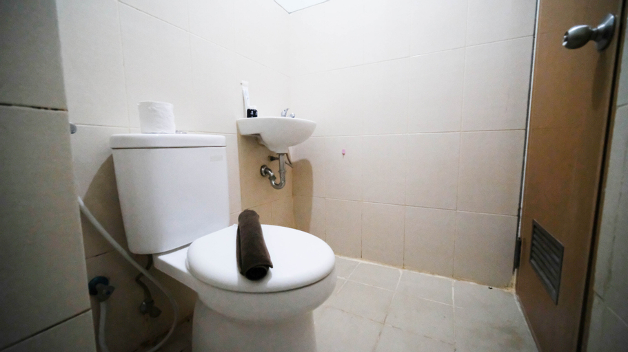 Bedroom 2, Comfy and Homey 2BR at Bale Hinggil Apartment By Travelio, Surabaya