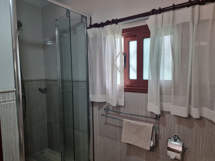 Bathroom 4, The Drake Seaside Apartment