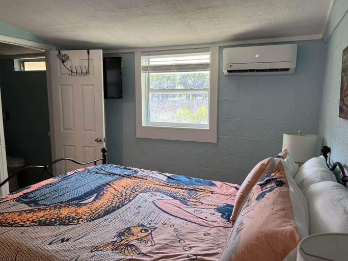 Bedroom 2, Neptune's Grotto Waterfront Retreat, Hernando
