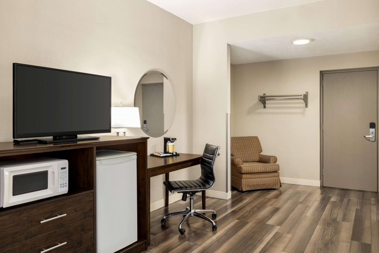 Others 5, Super 8 by Wyndham Sarnia ON, Lambton