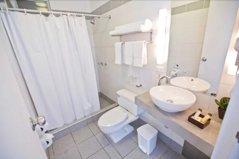 Bathroom 4, Tierra Viva Puno Plaza, Puno