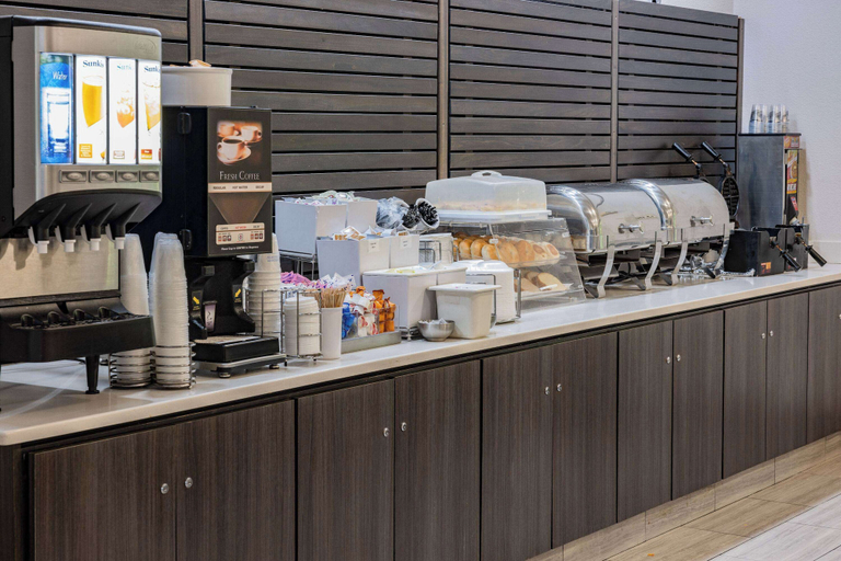 Food & Drinks 4, La Quinta Inn & Suites by Wyndham Norfolk, Norfolk