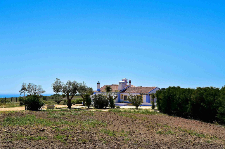 Exterior & Views 4