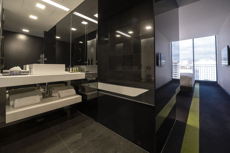 Bathroom 5, DoubleTree by Hilton Hotel Lisbon - Fontana Park, Lisbon