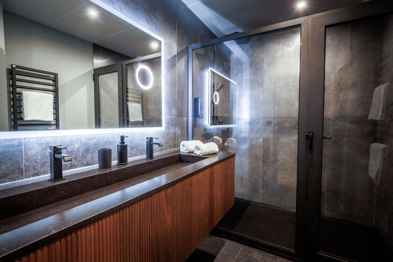 Bathroom 4, Pyrénées Prestige, Hautes-Pyrénées
