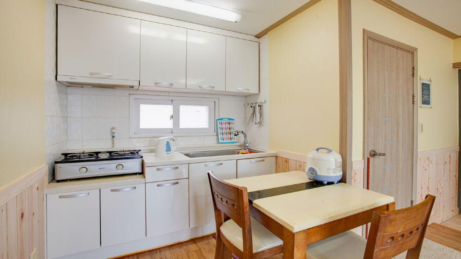 Others 4, Taean Vellise Pension, Taean