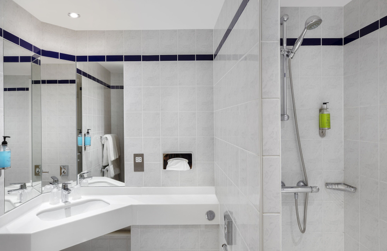 Bathroom 4, Holiday Inn Express POOLE by IHG, Poole
