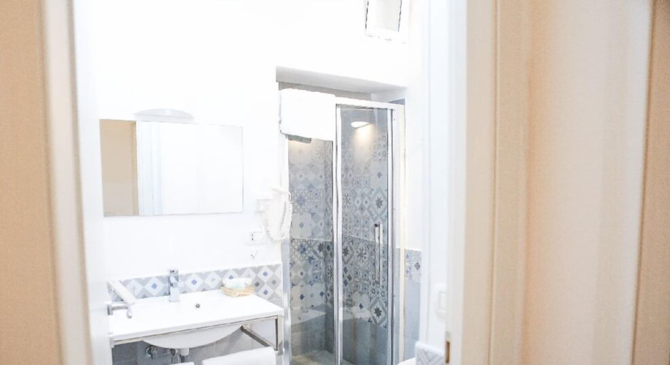 Bathroom 5, Ailanthus Holiday Suites, Bari