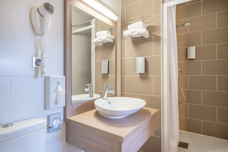 Bathroom 4, Comfort Hotel Linas Montlhery, Essonne