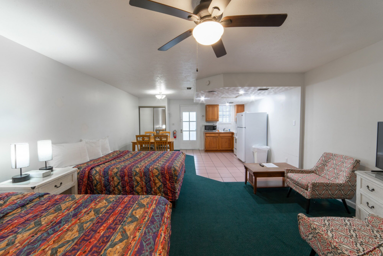 Bedroom 2, Captain's Table Hotel, Collier