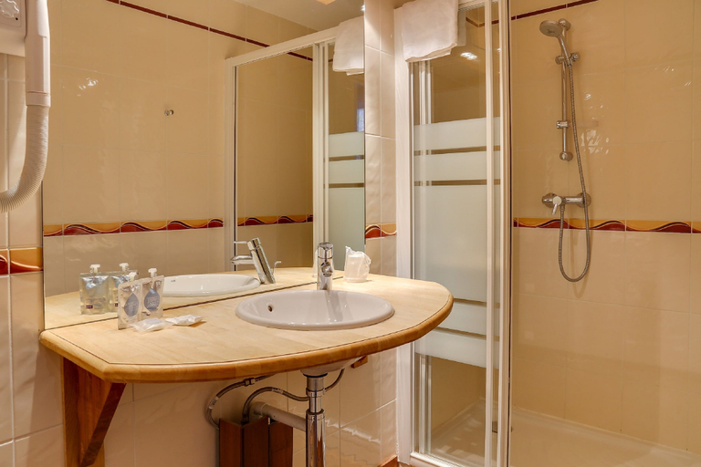 Bathroom 4, Kyriad Saint Malo Plage, Ille-et-Vilaine