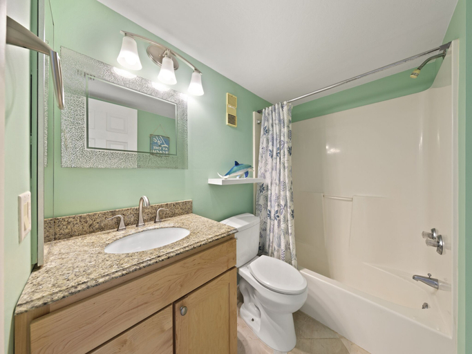 Bathroom 4, Sun Caper, Lee