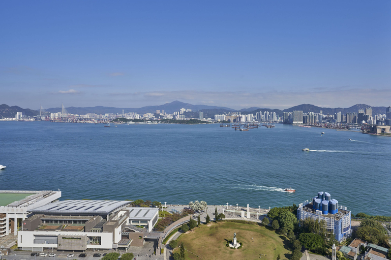 Exterior & Views 8