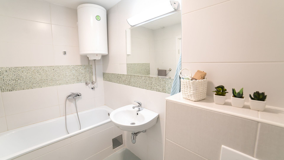 Bathroom 4, Novel Inn, Belgrade