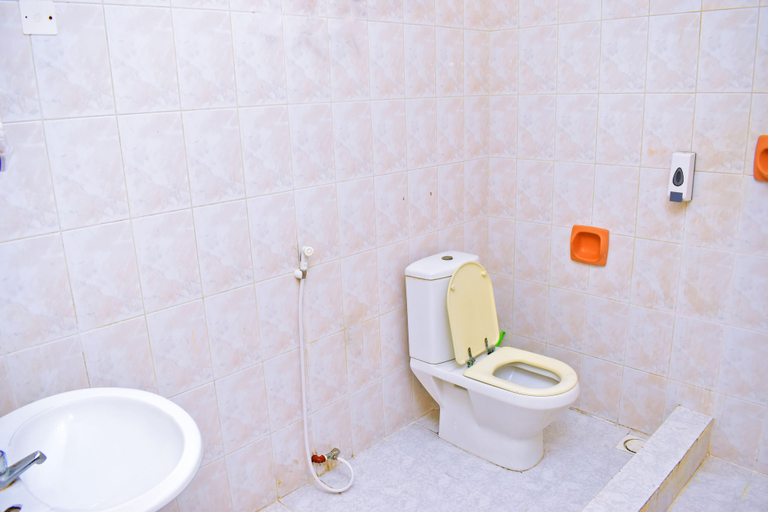 Bathroom 3, Funguni Palace Hotel, Mjini