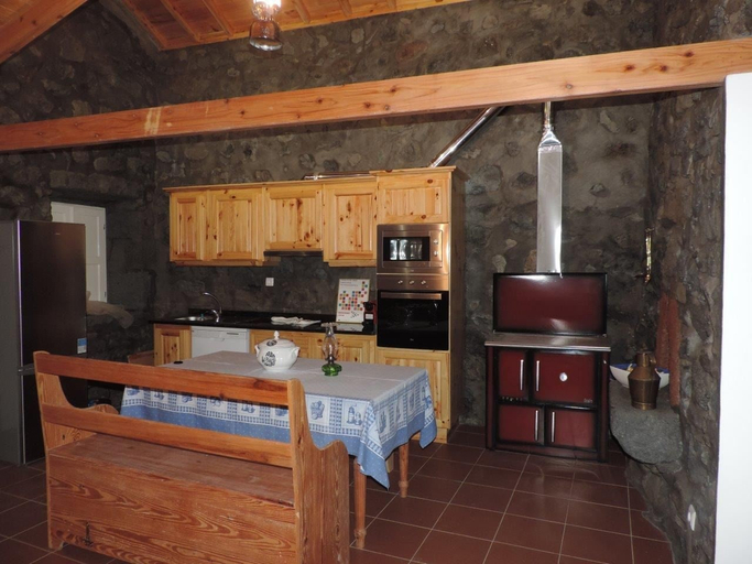 Others 4, Casas dos Vimes, Calheta