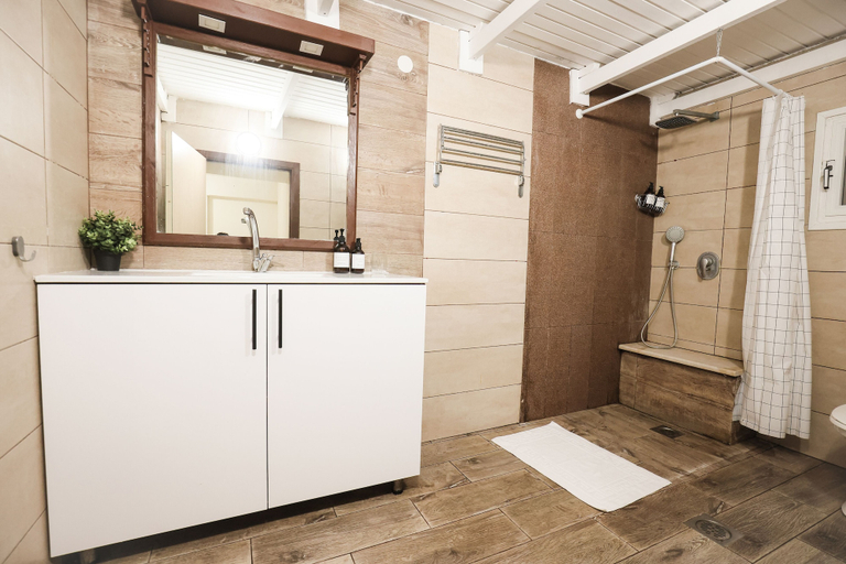 Bathroom 5, Mary's Well Apartments
