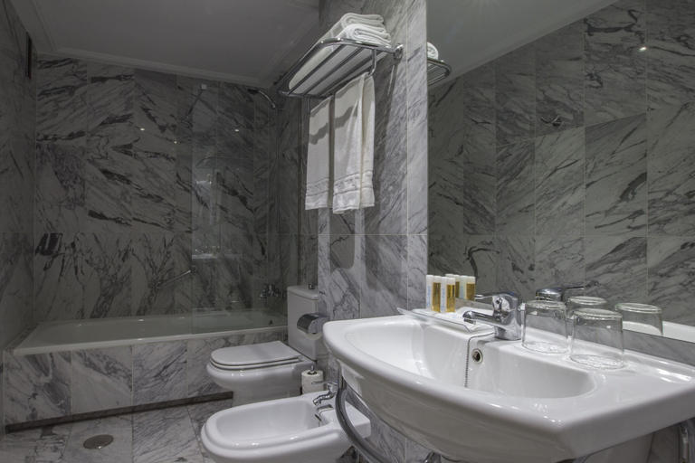 Bathroom 5, Hotel Porcel Torre Garden, Madrid
