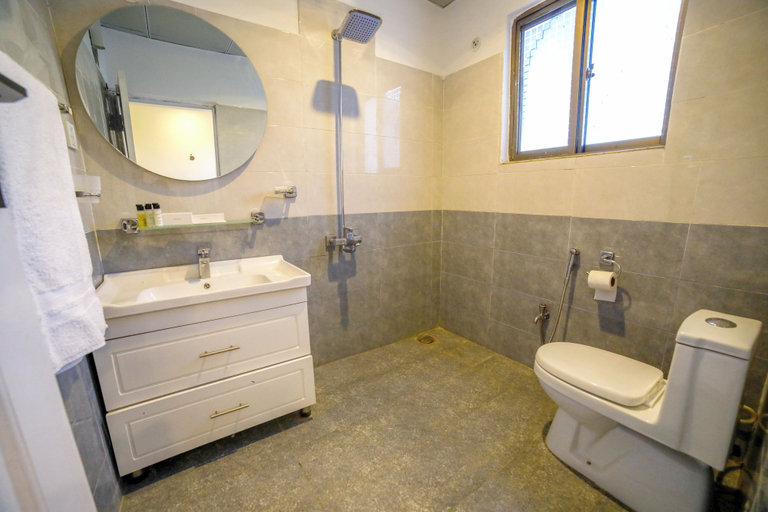 Bathroom 3, Roomph Premium Al Noor Airport Road, Northern Areas