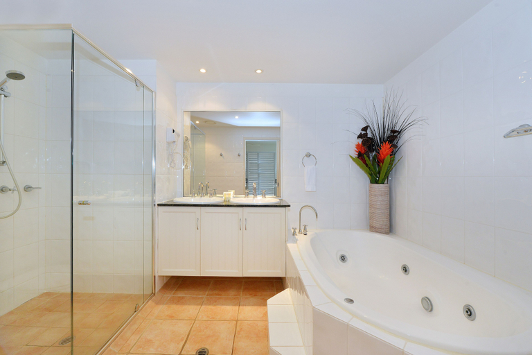 Bathroom 5, Cayman Villas, Douglas