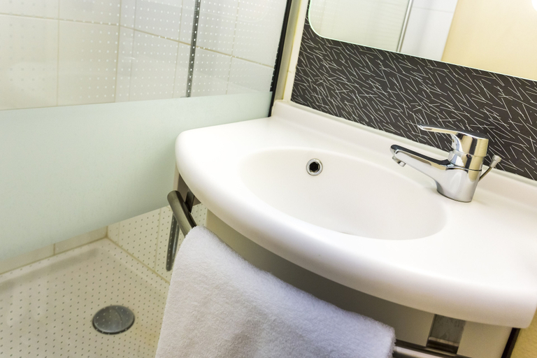 Bathroom 3, Ibis Lorient-Caudan, Morbihan