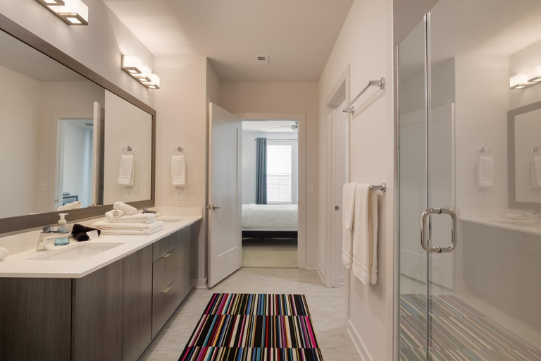 Bathroom, S2ba Modern 2-br Walkable in Midtown 1 Block From Marta, Atlanta