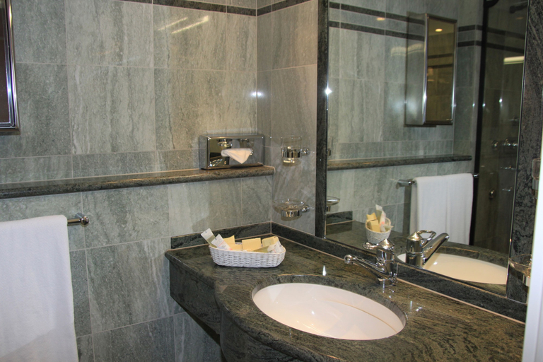 Bathroom 4, Mercure Lenzburg Krone, Lenzburg