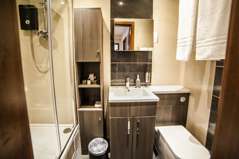Bathroom 3, Hampton Suites Serviced Apartments, Surrey
