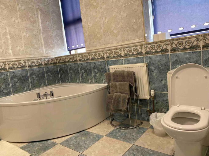 Bathroom 2, Cozy Swansea Apartment With 2 Bedrooms, Swansea