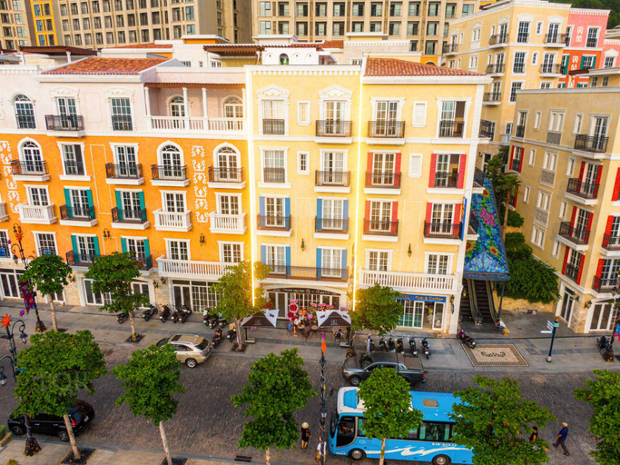 Exterior & Views